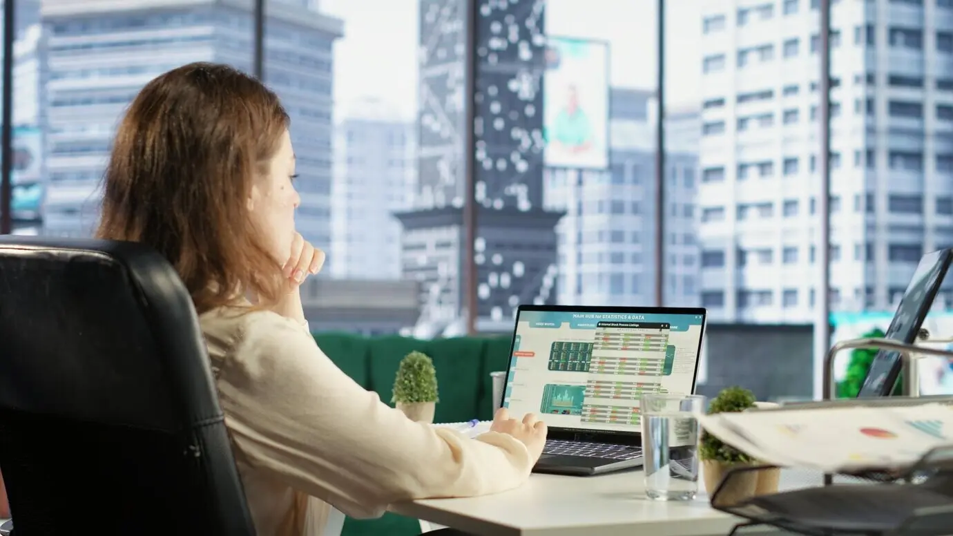 Joven CEO en busca de una solución de inversión y de la oferta adecuada.